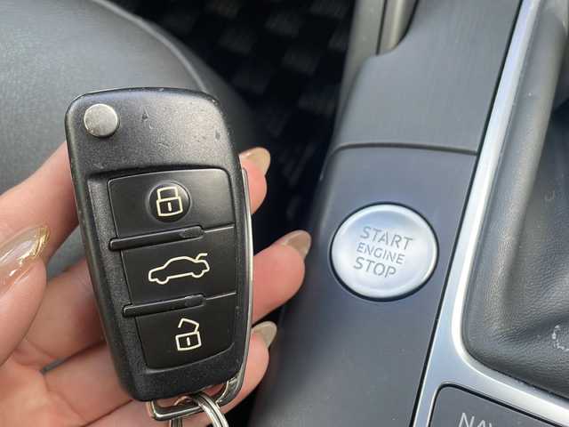 アウディ Ａ３ スポーツバック 1．4 TFSI 大阪府 2015(平27)年 2.9万km 青Ｍ メーカー純正ナビ/バックカメラ/ビルトインETC/HIDヘッドライト/フォグランプ/純正16インチAW/クルーズコントロール/ウインカーミラー/黒革シート/革巻きステアリング/パドルシフト/ドライブレコーダー/フロアマット/保証書/取扱説明書