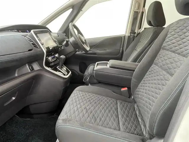 日産 セレナ ライダー 熊本県 2017(平29)年 6.6万km ブリリアントホワイトパール 禁煙車/純正ナビMM516D-L/CD/DVD/BlueRay/BT/フルセグTV/AM/FM)/純正フリップダウンモニター/純正前のみドライブレコーダー/ビルトインETC/後席左側ハンズフリーオートスライドドア/両側パワースライドドア/アラウンドビューモニター/クルーズコントロール/衝突軽減ブレーキ/レーンキープアシスト/横滑り防止/アイドリングストップ/前後クリアランスソナー/純正フロアマット/純正１６インチAW/オートライト/LEDヘッドライト/フォグライト/スマートキー/プッシュスタート/スペアキー1本/保証書/取扱説明書