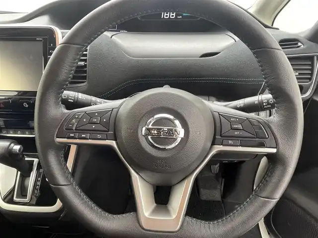 日産 セレナ ライダー 熊本県 2017(平29)年 6.6万km ブリリアントホワイトパール 禁煙車/純正ナビMM516D-L/CD/DVD/BlueRay/BT/フルセグTV/AM/FM)/純正フリップダウンモニター/純正前のみドライブレコーダー/ビルトインETC/後席左側ハンズフリーオートスライドドア/両側パワースライドドア/アラウンドビューモニター/クルーズコントロール/衝突軽減ブレーキ/レーンキープアシスト/横滑り防止/アイドリングストップ/前後クリアランスソナー/純正フロアマット/純正１６インチAW/オートライト/LEDヘッドライト/フォグライト/スマートキー/プッシュスタート/スペアキー1本/保証書/取扱説明書