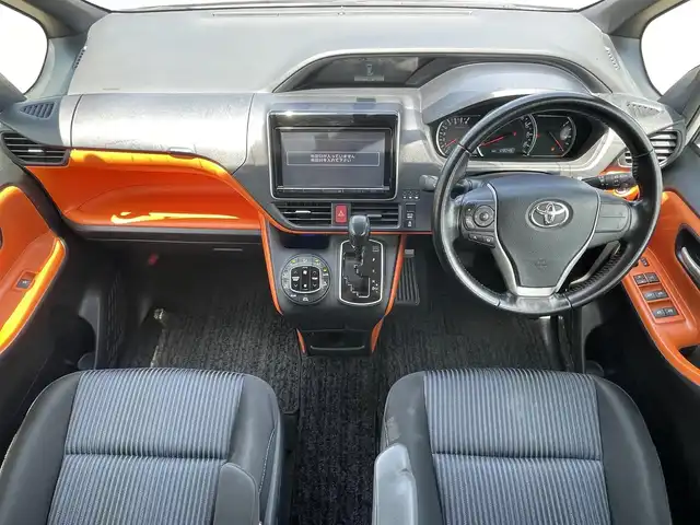 トヨタ ヴォクシー ZS 熊本県 2014(平26)年 12.8万km ホワイトパールクリスタルシャイン (株)IDOMが運営する【じしゃロン熊本店】の自社ローン専用車両になりますこちらは現金またはオートローンご利用時の価格です。自社ローンご希望の方は別途その旨お申付け下さい/純正ナビ　/バックカメラ　/両側パワースライドドア　/アイドリングストップ　/ビルトインETC　/LEDヘッドライト　/ドライブレコーダー　/プッシュスタート　/スマートキー　/ステアリングスイッチ