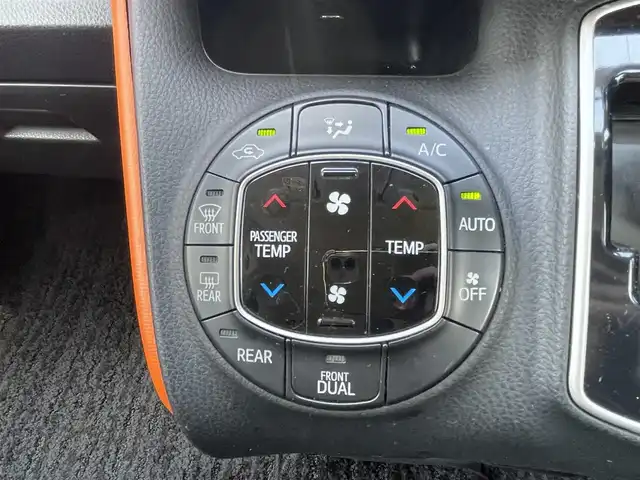 トヨタ ヴォクシー ZS 熊本県 2014(平26)年 12.8万km ホワイトパールクリスタルシャイン (株)IDOMが運営する【じしゃロン熊本店】の自社ローン専用車両になりますこちらは現金またはオートローンご利用時の価格です。自社ローンご希望の方は別途その旨お申付け下さい/純正ナビ　/バックカメラ　/両側パワースライドドア　/アイドリングストップ　/ビルトインETC　/LEDヘッドライト　/ドライブレコーダー　/プッシュスタート　/スマートキー　/ステアリングスイッチ
