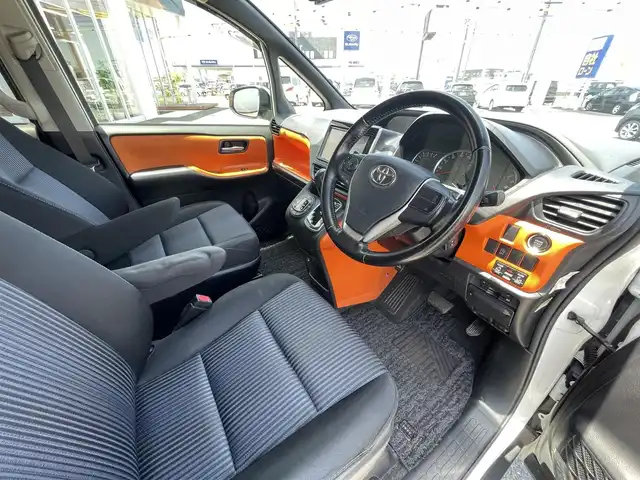 トヨタ ヴォクシー ZS 熊本県 2014(平26)年 12.8万km ホワイトパールクリスタルシャイン (株)IDOMが運営する【じしゃロン熊本店】の自社ローン専用車両になりますこちらは現金またはオートローンご利用時の価格です。自社ローンご希望の方は別途その旨お申付け下さい/純正ナビ　/バックカメラ　/両側パワースライドドア　/アイドリングストップ　/ビルトインETC　/LEDヘッドライト　/ドライブレコーダー　/プッシュスタート　/スマートキー　/ステアリングスイッチ
