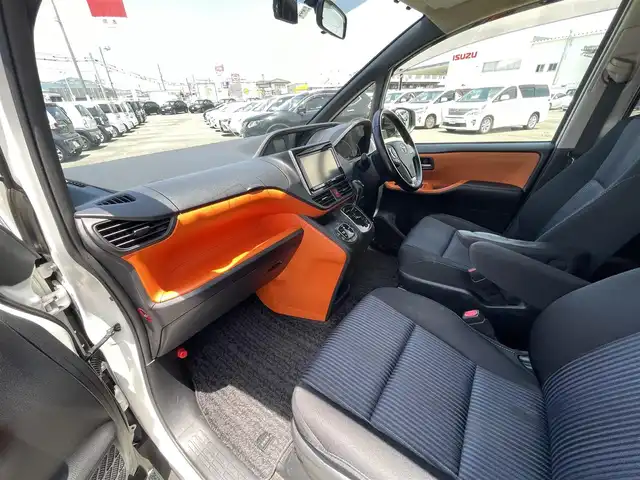 トヨタ ヴォクシー ZS 熊本県 2014(平26)年 12.8万km ホワイトパールクリスタルシャイン (株)IDOMが運営する【じしゃロン熊本店】の自社ローン専用車両になりますこちらは現金またはオートローンご利用時の価格です。自社ローンご希望の方は別途その旨お申付け下さい/純正ナビ　/バックカメラ　/両側パワースライドドア　/アイドリングストップ　/ビルトインETC　/LEDヘッドライト　/ドライブレコーダー　/プッシュスタート　/スマートキー　/ステアリングスイッチ