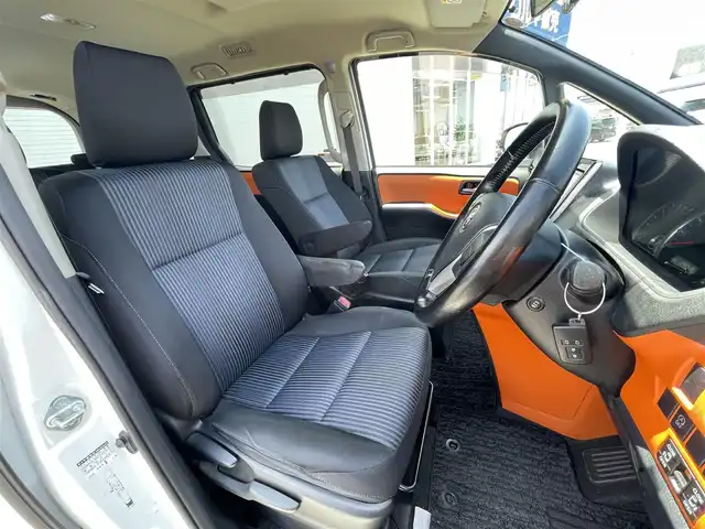 トヨタ ヴォクシー ZS 熊本県 2014(平26)年 12.8万km ホワイトパールクリスタルシャイン (株)IDOMが運営する【じしゃロン熊本店】の自社ローン専用車両になりますこちらは現金またはオートローンご利用時の価格です。自社ローンご希望の方は別途その旨お申付け下さい/純正ナビ　/バックカメラ　/両側パワースライドドア　/アイドリングストップ　/ビルトインETC　/LEDヘッドライト　/ドライブレコーダー　/プッシュスタート　/スマートキー　/ステアリングスイッチ