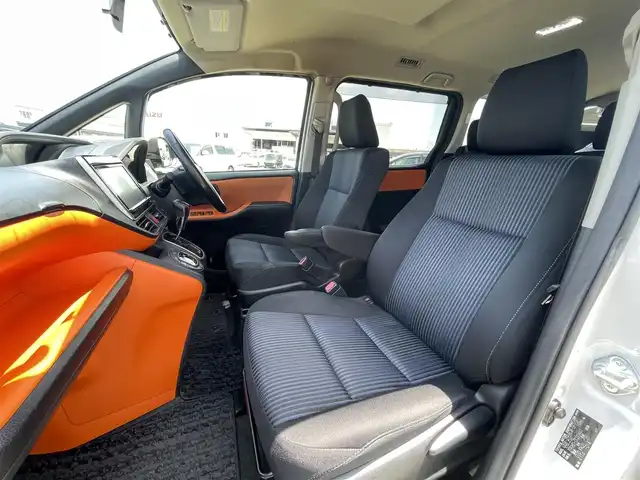 トヨタ ヴォクシー ZS 熊本県 2014(平26)年 12.8万km ホワイトパールクリスタルシャイン (株)IDOMが運営する【じしゃロン熊本店】の自社ローン専用車両になりますこちらは現金またはオートローンご利用時の価格です。自社ローンご希望の方は別途その旨お申付け下さい/純正ナビ　/バックカメラ　/両側パワースライドドア　/アイドリングストップ　/ビルトインETC　/LEDヘッドライト　/ドライブレコーダー　/プッシュスタート　/スマートキー　/ステアリングスイッチ