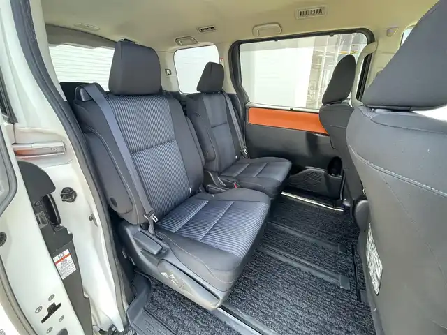 トヨタ ヴォクシー ZS 熊本県 2014(平26)年 12.8万km ホワイトパールクリスタルシャイン (株)IDOMが運営する【じしゃロン熊本店】の自社ローン専用車両になりますこちらは現金またはオートローンご利用時の価格です。自社ローンご希望の方は別途その旨お申付け下さい/純正ナビ　/バックカメラ　/両側パワースライドドア　/アイドリングストップ　/ビルトインETC　/LEDヘッドライト　/ドライブレコーダー　/プッシュスタート　/スマートキー　/ステアリングスイッチ