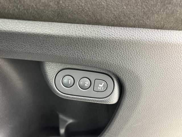 ホンダ ヴェゼル ハイブリッド RS ホンダセンシング 愛知県 2018(平30)年 4万km プラチナホワイトパール 禁煙車/純正8インチナビ/（CD/DVD/Bluetooth/フルセグTV/SD/HDMI)/バックカメラ/ホンダセンシング/・衝突軽減ブレーキ/・レーンキープアシスト/・レーダークルーズコントロール/・誤発進抑制機能/ETC/シートヒーター/パワーシート/メモリシート/純正18インチアルミホイール/パドルシフト/アイドリングストップ/スマートキー/プッシュスタート/LEDヘッドライト/フロントフォグランプ/オートライト/横滑り防止装置