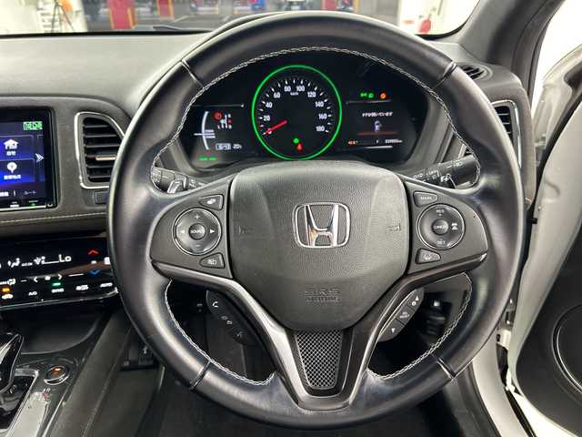 ホンダ ヴェゼル ハイブリッド RS ホンダセンシング 愛知県 2018(平30)年 4万km プラチナホワイトパール 禁煙車/純正8インチナビ/（CD/DVD/Bluetooth/フルセグTV/SD/HDMI)/バックカメラ/ホンダセンシング/・衝突軽減ブレーキ/・レーンキープアシスト/・レーダークルーズコントロール/・誤発進抑制機能/ETC/シートヒーター/パワーシート/メモリシート/純正18インチアルミホイール/パドルシフト/アイドリングストップ/スマートキー/プッシュスタート/LEDヘッドライト/フロントフォグランプ/オートライト/横滑り防止装置