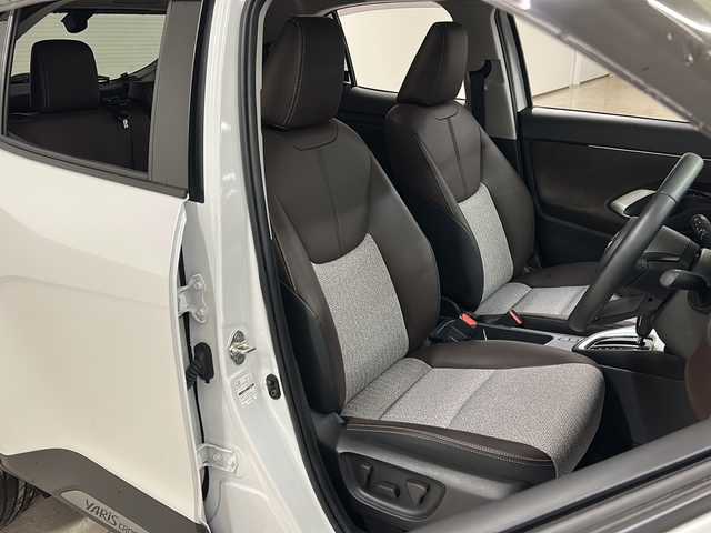 トヨタ ヤリスクロス ハイブリッド Z 熊本県 2023(令5)年 1.2万km プラチナホワイトパールマイカ 純正８インチディスプレイオーディオ/(Bluetooth/USB/applecarplay/フルセグTV)/全方位カメラ/クリアランスソナー/レーダークルーズコントロール/ETC/前後ドライブレコーダー/ハーフレザーシート/シートヒーター/ステアリングヒーター/ステアリングスイッチ/オートライト/オートハイビーム/LEDヘッドライト/電子パーキングブレーキ