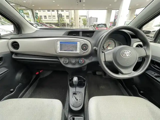 トヨタ ヴィッツ F 岡山県 2013(平25)年 7.7万km ホワイトパールクリスタルシャイン 登録時走行距離76928km/社外SDナビ/(AM/FM/BT/TV/DISC)/バックカメラ/ETC/リモコンキー/スペアキー/電動格納ミラー/パワーウィンドウ/パワーステアリング/ハロゲンヘッドライト/保証書/記録簿/取扱説明書/純正フロアマット