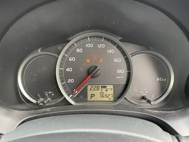 トヨタ ヴィッツ F 岡山県 2013(平25)年 7.7万km ホワイトパールクリスタルシャイン 登録時走行距離76928km/社外SDナビ/(AM/FM/BT/TV/DISC)/バックカメラ/ETC/リモコンキー/スペアキー/電動格納ミラー/パワーウィンドウ/パワーステアリング/ハロゲンヘッドライト/保証書/記録簿/取扱説明書/純正フロアマット