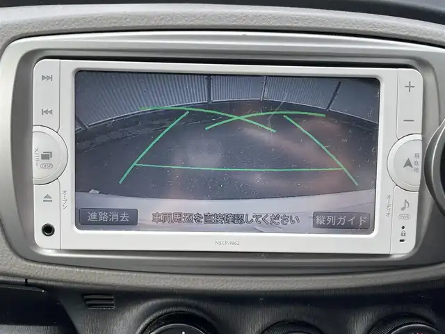 トヨタ ヴィッツ F 岡山県 2013(平25)年 7.7万km ホワイトパールクリスタルシャイン 登録時走行距離76928km/社外SDナビ/(AM/FM/BT/TV/DISC)/バックカメラ/ETC/リモコンキー/スペアキー/電動格納ミラー/パワーウィンドウ/パワーステアリング/ハロゲンヘッドライト/保証書/記録簿/取扱説明書/純正フロアマット