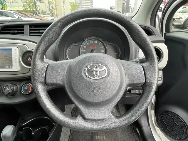 トヨタ ヴィッツ F 岡山県 2013(平25)年 7.7万km ホワイトパールクリスタルシャイン 登録時走行距離76928km/社外SDナビ/(AM/FM/BT/TV/DISC)/バックカメラ/ETC/リモコンキー/スペアキー/電動格納ミラー/パワーウィンドウ/パワーステアリング/ハロゲンヘッドライト/保証書/記録簿/取扱説明書/純正フロアマット
