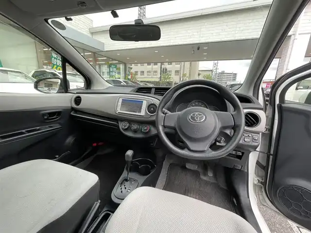 トヨタ ヴィッツ F 岡山県 2013(平25)年 7.7万km ホワイトパールクリスタルシャイン 登録時走行距離76928km/社外SDナビ/(AM/FM/BT/TV/DISC)/バックカメラ/ETC/リモコンキー/スペアキー/電動格納ミラー/パワーウィンドウ/パワーステアリング/ハロゲンヘッドライト/保証書/記録簿/取扱説明書/純正フロアマット