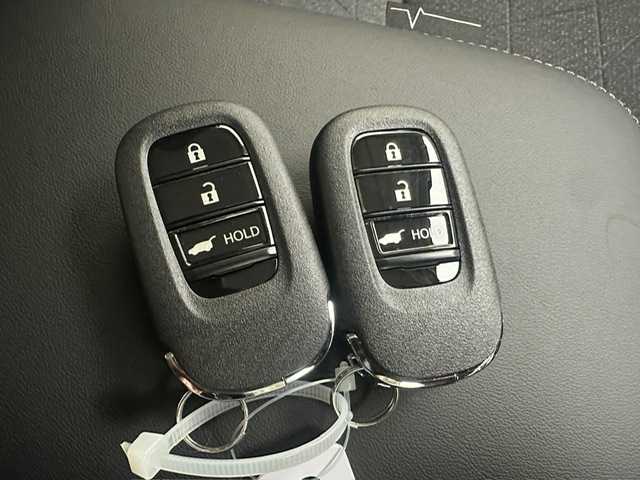 ホンダ ヴェゼル ハイブリッド e:HEV Z 兵庫県 2025(令7)年 0.1千km プラチナホワイトパール 登録済み未使用車/ハーフレザーシート/シートヒーター/ホンダセンシング/純正コネクトナビ＆フルセグTV/（USB＆BT＆AppleCarplay＆Androidauto)/バックカメラ/ワイヤレス充電器/ビルトインETC/パワーバックドア/オートライト/LEDライト/LEDフォグ/ステアリングヒーター/パドルシフト/コーナーセンサー/スマートキー/プッシュスタート