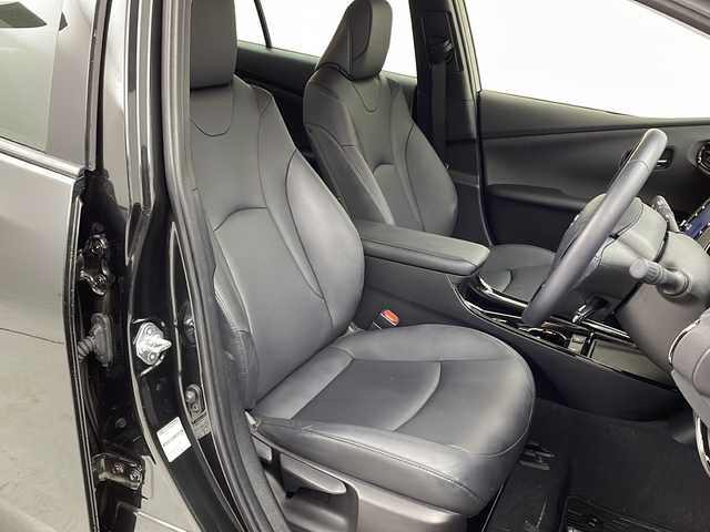 トヨタ プリウス S ツーリングセレ ブラックED 茨城県 2021(令3)年 1.6万km プレシャスブラックパール 純正ナビ　バックモニター　ＬＥＤヘッドライト　衝突軽減ブレーキ　追従クルコン　レーンキープアシスト　純正アルミホイール　ＥＴＣ　黒レザーシート　シートヒーター　ドライブレコーダー　スマートキー　禁煙車