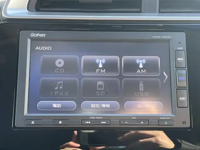 ホンダ フィット ハイブリット F 道央・札幌 2018(平30)年 8.8万km タフタホワイトⅢ ・4WD/・寒冷地仕様/・Gathersナビ　品番VXM-184Ci/（AM/FM/CD/BT）/・社外ETC/・衝突軽減ブレーキ/・クルーズコントロール（追従機能付）/・レーンキープアシスト/・フルオートエアコン/・ワイパーデアイサー/・ドアミラーウインカー/・ドアミラーヒーター/・電動格納ミラー/・冬タイヤ　15インチ積み込み（スチールホイール）/・ライトレベライザー/・盗難防止装置/・ABS/・横滑り防止装置/・プライバシーガラス/・スマートキー/・プッシュスタート/・スペアキー/・純正フロアマット/・IR/UVカットフロントウィンドウガラス/・IR/UVカットフロントドアガラス