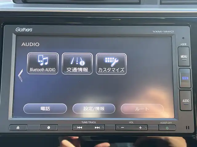 ホンダ フィット ハイブリット F 道央・札幌 2018(平30)年 8.8万km タフタホワイトⅢ ・4WD/・寒冷地仕様/・Gathersナビ　品番VXM-184Ci/（AM/FM/CD/BT）/・社外ETC/・衝突軽減ブレーキ/・クルーズコントロール（追従機能付）/・レーンキープアシスト/・フルオートエアコン/・ワイパーデアイサー/・ドアミラーウインカー/・ドアミラーヒーター/・電動格納ミラー/・冬タイヤ　15インチ積み込み（スチールホイール）/・ライトレベライザー/・盗難防止装置/・ABS/・横滑り防止装置/・プライバシーガラス/・スマートキー/・プッシュスタート/・スペアキー/・純正フロアマット/・IR/UVカットフロントウィンドウガラス/・IR/UVカットフロントドアガラス