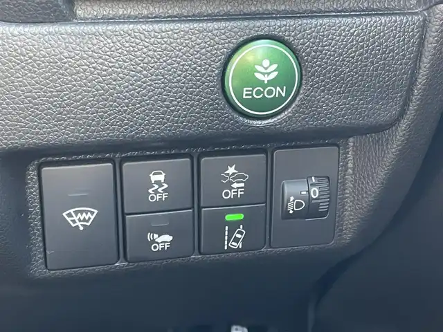 ホンダ フィット ハイブリット F 道央・札幌 2018(平30)年 8.8万km タフタホワイトⅢ ・4WD/・寒冷地仕様/・Gathersナビ　品番VXM-184Ci/（AM/FM/CD/BT）/・社外ETC/・衝突軽減ブレーキ/・クルーズコントロール（追従機能付）/・レーンキープアシスト/・フルオートエアコン/・ワイパーデアイサー/・ドアミラーウインカー/・ドアミラーヒーター/・電動格納ミラー/・冬タイヤ　15インチ積み込み（スチールホイール）/・ライトレベライザー/・盗難防止装置/・ABS/・横滑り防止装置/・プライバシーガラス/・スマートキー/・プッシュスタート/・スペアキー/・純正フロアマット/・IR/UVカットフロントウィンドウガラス/・IR/UVカットフロントドアガラス