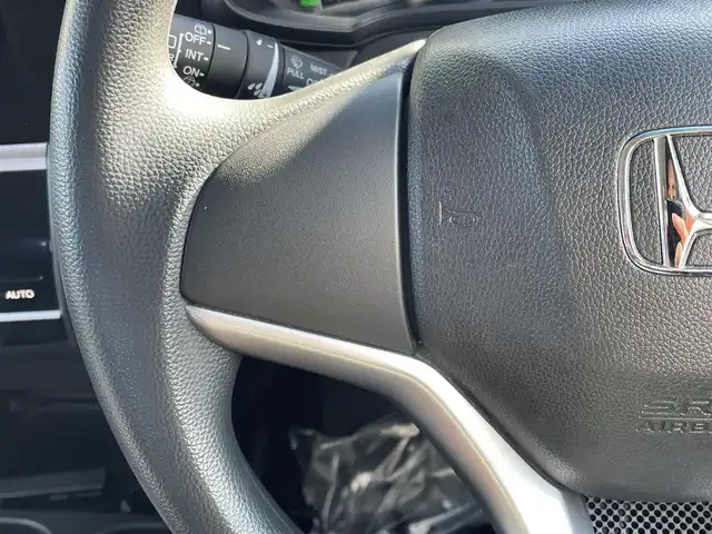 ホンダ フィット ハイブリット F 道央・札幌 2018(平30)年 8.8万km タフタホワイトⅢ ・4WD/・寒冷地仕様/・Gathersナビ　品番VXM-184Ci/（AM/FM/CD/BT）/・社外ETC/・衝突軽減ブレーキ/・クルーズコントロール（追従機能付）/・レーンキープアシスト/・フルオートエアコン/・ワイパーデアイサー/・ドアミラーウインカー/・ドアミラーヒーター/・電動格納ミラー/・冬タイヤ　15インチ積み込み（スチールホイール）/・ライトレベライザー/・盗難防止装置/・ABS/・横滑り防止装置/・プライバシーガラス/・スマートキー/・プッシュスタート/・スペアキー/・純正フロアマット/・IR/UVカットフロントウィンドウガラス/・IR/UVカットフロントドアガラス