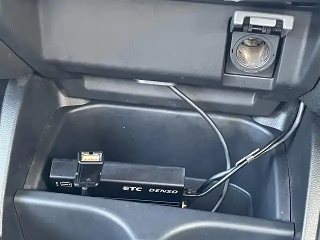 ホンダ フィット ハイブリット F 道央・札幌 2018(平30)年 8.8万km タフタホワイトⅢ ・4WD/・寒冷地仕様/・Gathersナビ　品番VXM-184Ci/（AM/FM/CD/BT）/・社外ETC/・衝突軽減ブレーキ/・クルーズコントロール（追従機能付）/・レーンキープアシスト/・フルオートエアコン/・ワイパーデアイサー/・ドアミラーウインカー/・ドアミラーヒーター/・電動格納ミラー/・冬タイヤ　15インチ積み込み（スチールホイール）/・ライトレベライザー/・盗難防止装置/・ABS/・横滑り防止装置/・プライバシーガラス/・スマートキー/・プッシュスタート/・スペアキー/・純正フロアマット/・IR/UVカットフロントウィンドウガラス/・IR/UVカットフロントドアガラス