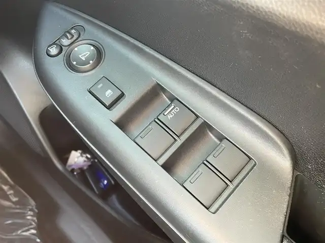 ホンダ フィット ハイブリット F 道央・札幌 2018(平30)年 8.8万km タフタホワイトⅢ ・4WD/・寒冷地仕様/・Gathersナビ　品番VXM-184Ci/（AM/FM/CD/BT）/・社外ETC/・衝突軽減ブレーキ/・クルーズコントロール（追従機能付）/・レーンキープアシスト/・フルオートエアコン/・ワイパーデアイサー/・ドアミラーウインカー/・ドアミラーヒーター/・電動格納ミラー/・冬タイヤ　15インチ積み込み（スチールホイール）/・ライトレベライザー/・盗難防止装置/・ABS/・横滑り防止装置/・プライバシーガラス/・スマートキー/・プッシュスタート/・スペアキー/・純正フロアマット/・IR/UVカットフロントウィンドウガラス/・IR/UVカットフロントドアガラス