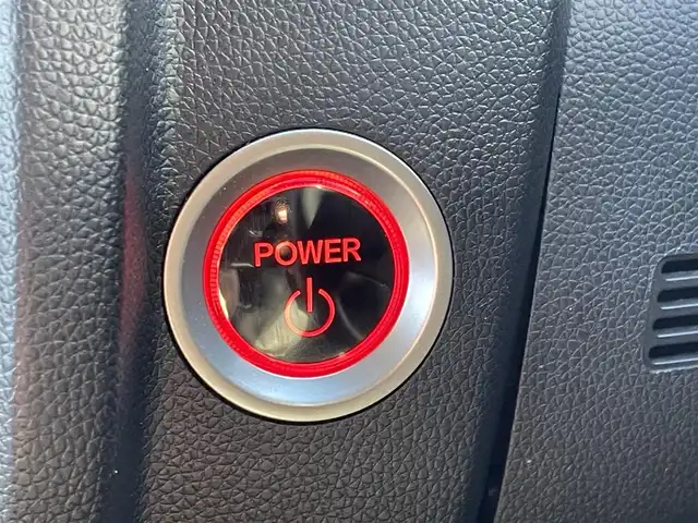 ホンダ フィット ハイブリット F 道央・札幌 2018(平30)年 8.8万km タフタホワイトⅢ ・4WD/・寒冷地仕様/・Gathersナビ　品番VXM-184Ci/（AM/FM/CD/BT）/・社外ETC/・衝突軽減ブレーキ/・クルーズコントロール（追従機能付）/・レーンキープアシスト/・フルオートエアコン/・ワイパーデアイサー/・ドアミラーウインカー/・ドアミラーヒーター/・電動格納ミラー/・冬タイヤ　15インチ積み込み（スチールホイール）/・ライトレベライザー/・盗難防止装置/・ABS/・横滑り防止装置/・プライバシーガラス/・スマートキー/・プッシュスタート/・スペアキー/・純正フロアマット/・IR/UVカットフロントウィンドウガラス/・IR/UVカットフロントドアガラス