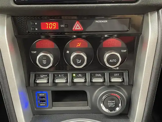 トヨタ ８６ GT リミテッド 大分県 2016(平28)年 2.5万km ピュアレッド 純正SDナビ　型式：NSCD-W66/【ワンセグTV、BT対応、CD、AM/FM】/ステアリングスイッチ/バックカメラ/プッシュスタート/スマートキー/クルーズコントロール/ETC/前後ドライブレコーダー/ハーフレザーシート/・前席シートヒーター/エンジンスターター/横滑り防止装置/電動格納ミラー/純正フロアマット/オートライト/LEDヘッドライト/LEDフォグ/純正17インチアルミホイール