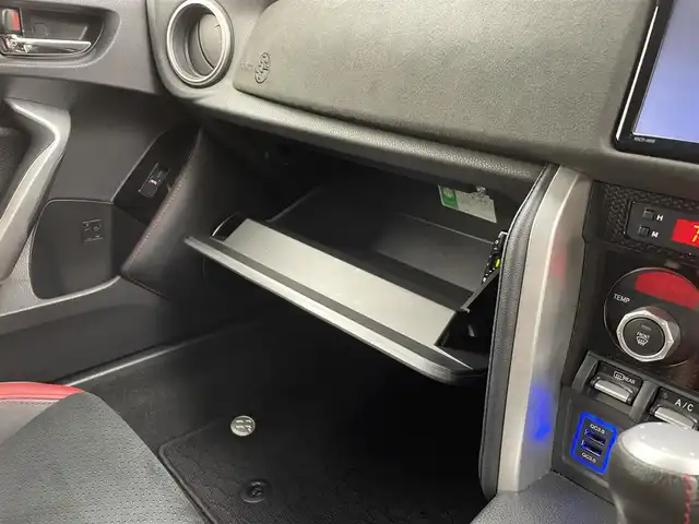 トヨタ ８６ GT リミテッド 大分県 2016(平28)年 2.5万km ピュアレッド 純正SDナビ　型式：NSCD-W66/【ワンセグTV、BT対応、CD、AM/FM】/ステアリングスイッチ/バックカメラ/プッシュスタート/スマートキー/クルーズコントロール/ETC/前後ドライブレコーダー/ハーフレザーシート/・前席シートヒーター/エンジンスターター/横滑り防止装置/電動格納ミラー/純正フロアマット/オートライト/LEDヘッドライト/LEDフォグ/純正17インチアルミホイール