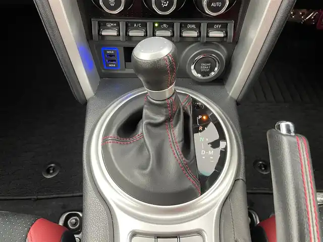 トヨタ ８６ GT リミテッド 大分県 2016(平28)年 2.5万km ピュアレッド 純正SDナビ　型式：NSCD-W66/【ワンセグTV、BT対応、CD、AM/FM】/ステアリングスイッチ/バックカメラ/プッシュスタート/スマートキー/クルーズコントロール/ETC/前後ドライブレコーダー/ハーフレザーシート/・前席シートヒーター/エンジンスターター/横滑り防止装置/電動格納ミラー/純正フロアマット/オートライト/LEDヘッドライト/LEDフォグ/純正17インチアルミホイール