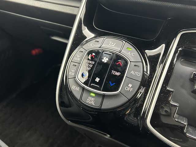 トヨタ ヴォクシー ZS 煌Ⅱ 愛知県 2020(令2)年 3万km ブラック トヨタセーフティ/純正10インチナビ/フルセグTV/CD/DVD/BTオーディオ/USB/バックカメラ/両側パワスラ/ビルトインETC/LEDヘッドライト/LEDフォグライト/純正フロアマット/純正16インチAW/MTモード付