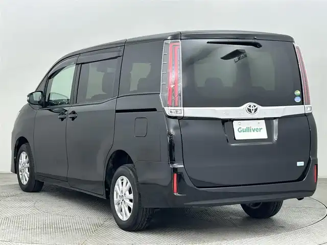 トヨタ ノア G 道央・札幌 2018(平30)年 3.7万km ブラック ・４WD/・寒冷地仕様/・純正9インチナビ/　CD/DVD/SD/BT/フルセグ/・純正フリップダウンモニター/・ビルトインETC2.0/・プリクラッシュセーフティ/・クルーズコントロール/・レーンキープアシスト/・クリアランスソナー/・オートハイビーム/・両側パワースライドドア/・前席シートヒーター/・LEDヘッドライト/・フォグライト/・オートライト/・プッシュスタート/・スマートキー/・純正フロアマット/・ドアバイザー