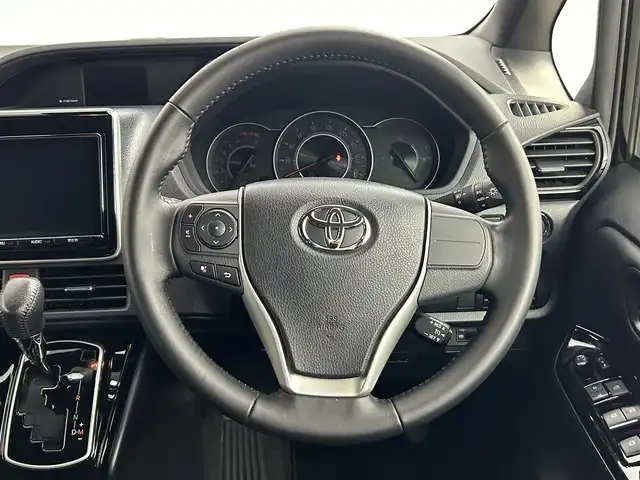 トヨタ ノア G 道央・札幌 2018(平30)年 3.7万km ブラック ・４WD/・寒冷地仕様/・純正9インチナビ/　CD/DVD/SD/BT/フルセグ/・純正フリップダウンモニター/・ビルトインETC2.0/・プリクラッシュセーフティ/・クルーズコントロール/・レーンキープアシスト/・クリアランスソナー/・オートハイビーム/・両側パワースライドドア/・前席シートヒーター/・LEDヘッドライト/・フォグライト/・オートライト/・プッシュスタート/・スマートキー/・純正フロアマット/・ドアバイザー