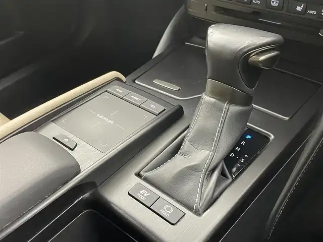 レクサス ＥＳ 300h 大分県 2018(平30)年 8.8万km プラチナムシルバーメタリック メーカーOPナビ/TV・Bluetooth・FM・AM/サンルーフ/バックカメラ/レーダークルーズ/ステアリングヒーター/パドルシフト/ベンチレーションシート/パワーシート/BSM/ETC/LEDヘッドライト/電動パーキングブレーキ/フロアマット/衝突軽減システム