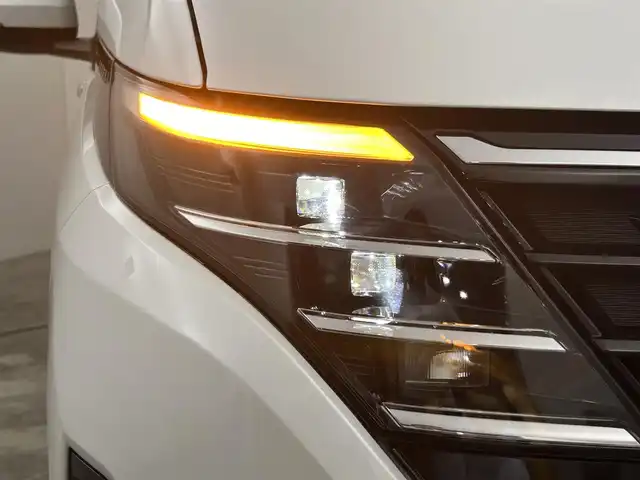 日産 セレナ e－パワー ハイウェイスター V 群馬県 2025(令7)年 0.1千km プリズムホワイト 登録済未使用車　純正１２．３インチナビ　全方位カメラ　後席モニター　両側パワスラ　追従クルコン　ワイヤレス充電　ＬＥＤヘッドライト　踏み間違い衝突防止　車線逸脱防止　純正ＡＷ　前後ドラレコ　ＥＴＣ