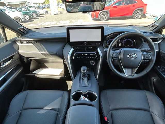 トヨタ ハリアー ハイブリッド Z レザーパッケージ 千葉県 2024(令6)年 0.4万km スティールブロンドM JBLディスプレイオーディオ/純正ナビ/フルセグテレビ/Bluetooth/Miracast/ETC2.0/パノラミックビューモニター/純正デジタルインナーミラー/ヘッドアップディスプレイ/パワーバックドア/レーンキープアシスト/プラインドスポットモニター/プリクラッシュセーフティー/リアクロストラフィックアラート/ロードサインアシスト/左右分離型オートエアコン/前席パワーシート/前席シートヒーター/前席エアシート/ステアリングヒーター/オートライト/オートマチックハイビーム/LEDヘッドライト/電動格納ウインカーミラー/電動パーキングブレーキ/プッシュスタート/スマートキー/純正ドアバイザー/純正フロアマット/純正アルミホイール/保証書/取扱説明書