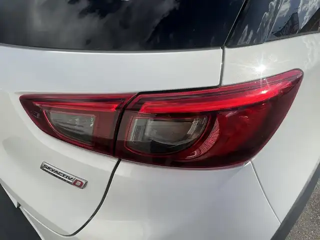 マツダ ＣＸ－３ XD ツーリング Lパッケージ 秋田県 2015(平27)年 9.5万km クリスタルホワイトパールマイカ ４WD/ターボ/衝突軽減システム/LEDヘッドライト/純正SDナビ/フルセグ/バックカメラ/マツダ純正18インチアルミ（夏タイヤ装着）/スマートキー/純正エンジンスターター/アイドリングストップ/プッシュスタート/クルーズコントロール追従走行有/レーンキープアシスト/オートマチックハイビーム/AFS（アダプティブ・フロントライティング・システム）/MTモード付AT/ステアリングスイッチ/パドルシフト/ブラインドスポットモニター/前席シートヒーター/ETC/純正フロアマット/純正ドアバイザー/オートライト/オートエアコン/パワーステアリング/パワーウィンドウ/横滑り防止/盗難防止装置/寒冷地仕様/電動格納ウィンカーミラー/キーレスエントリー/保証書/取扱説明書/記録簿/スペアキー1本有