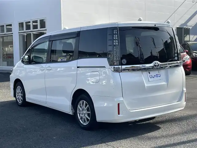 トヨタ ヴォクシー X 埼玉県 2014(平26)年 14.3万km ホワイトパールクリスタルシャイン (株)IDOMが運営する【じしゃロン川越店】の自社ローン専用車両になります。こちらは現金またはオートローンご利用時の価格です。自社ローンご希望の方は別途その旨お申付け下さい/SDナビ（DVD/CD)/NSZT-W62G/バックカメラ/フルセグ/社外後席モニター/片側パワースライドドア/ＬＥＤ/ＥＴＣ/キーレス/社外15インチAW/純正フロアマット