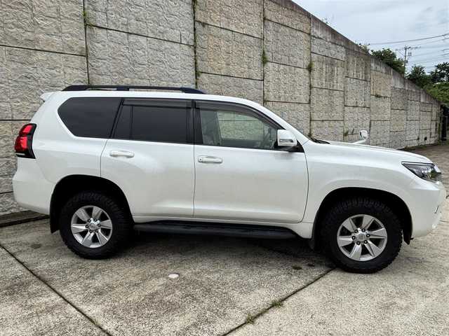 トヨタ ランドクルーザー プラド TX 長崎県 2018(平30)年 6万km ホワイトパールクリスタルシャイン ワンオーナー/純正9インチナビ/(CD/DVD/BT/フルセグ)/バックカメラ/衝突軽減ブレーキ/レーンアシスト/コーナーセンサー/レーダークルーズ/ETC/オートライト/フォグランプ/ドライブレコーダー/ルーフレール