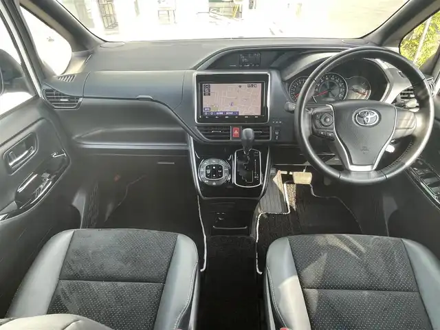 トヨタ ヴォクシー ZS 煌Ⅲ 道央・札幌 2021(令3)年 3.3万km ホワイトパールクリスタルシャイン ・４WD/・ワンオーナー/・衝突軽減ブレーキ/・寒冷地仕様/・純正ナビ/　CD＆DVD＆BT＆TV/・バックカメラ/・両側パワースライドドア/・ハーフレザーシート/・コーナーセンサー/・レーンキープアシスト/・クルーズコントロール/・アイドリングストップ/・フリップダウンモニター/・純正エンジンスターター/・前後ドライブレコーダー/・プッシュスタート/・スマートキー/・ビルトインETC/・MT付きAT/・オートエアコン/・オートライト/・オートリトラミラー/・オートハイビーム/・純正フロアマット/・ドアバイザー/・ウィンカーミラー/・フォグライト/・LEDヘッドライト/・スペアキー