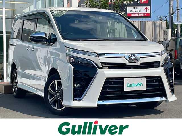 トヨタ ヴォクシー ZS 煌Ⅲ 道央・札幌 2021(令3)年 3.3万km ホワイトパールクリスタルシャイン ・４WD/・ワンオーナー/・衝突軽減ブレーキ/・寒冷地仕様/・純正ナビ/　CD＆DVD＆BT＆TV/・バックカメラ/・両側パワースライドドア/・ハーフレザーシート/・コーナーセンサー/・レーンキープアシスト/・クルーズコントロール/・アイドリングストップ/・フリップダウンモニター/・純正エンジンスターター/・前後ドライブレコーダー/・プッシュスタート/・スマートキー/・ビルトインETC/・MT付きAT/・オートエアコン/・オートライト/・オートリトラミラー/・オートハイビーム/・純正フロアマット/・ドアバイザー/・ウィンカーミラー/・フォグライト/・LEDヘッドライト/・スペアキー