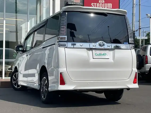 トヨタ ヴォクシー ZS 煌Ⅲ 道央・札幌 2021(令3)年 3.3万km ホワイトパールクリスタルシャイン ・４WD/・ワンオーナー/・衝突軽減ブレーキ/・寒冷地仕様/・純正ナビ/　CD＆DVD＆BT＆TV/・バックカメラ/・両側パワースライドドア/・ハーフレザーシート/・コーナーセンサー/・レーンキープアシスト/・クルーズコントロール/・アイドリングストップ/・フリップダウンモニター/・純正エンジンスターター/・前後ドライブレコーダー/・プッシュスタート/・スマートキー/・ビルトインETC/・MT付きAT/・オートエアコン/・オートライト/・オートリトラミラー/・オートハイビーム/・純正フロアマット/・ドアバイザー/・ウィンカーミラー/・フォグライト/・LEDヘッドライト/・スペアキー