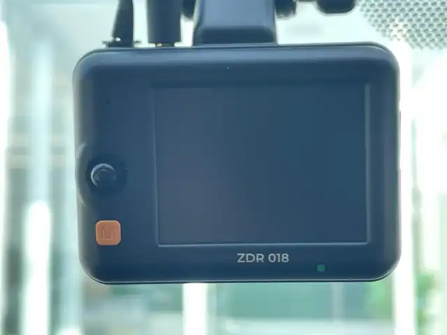 トヨタ ヴォクシー ZS 煌Ⅲ 道央・札幌 2021(令3)年 3.3万km ホワイトパールクリスタルシャイン ・４WD/・ワンオーナー/・衝突軽減ブレーキ/・寒冷地仕様/・純正ナビ/　CD＆DVD＆BT＆TV/・バックカメラ/・両側パワースライドドア/・ハーフレザーシート/・コーナーセンサー/・レーンキープアシスト/・クルーズコントロール/・アイドリングストップ/・フリップダウンモニター/・純正エンジンスターター/・前後ドライブレコーダー/・プッシュスタート/・スマートキー/・ビルトインETC/・MT付きAT/・オートエアコン/・オートライト/・オートリトラミラー/・オートハイビーム/・純正フロアマット/・ドアバイザー/・ウィンカーミラー/・フォグライト/・LEDヘッドライト/・スペアキー