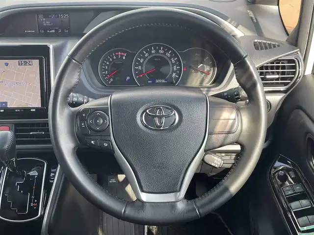 トヨタ ヴォクシー ZS 煌Ⅲ 道央・札幌 2021(令3)年 3.3万km ホワイトパールクリスタルシャイン ・４WD/・ワンオーナー/・衝突軽減ブレーキ/・寒冷地仕様/・純正ナビ/　CD＆DVD＆BT＆TV/・バックカメラ/・両側パワースライドドア/・ハーフレザーシート/・コーナーセンサー/・レーンキープアシスト/・クルーズコントロール/・アイドリングストップ/・フリップダウンモニター/・純正エンジンスターター/・前後ドライブレコーダー/・プッシュスタート/・スマートキー/・ビルトインETC/・MT付きAT/・オートエアコン/・オートライト/・オートリトラミラー/・オートハイビーム/・純正フロアマット/・ドアバイザー/・ウィンカーミラー/・フォグライト/・LEDヘッドライト/・スペアキー