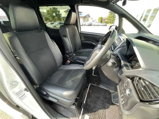 トヨタ ヴォクシー ZS 煌Ⅲ 道央・札幌 2021(令3)年 3.3万km ホワイトパールクリスタルシャイン ・４WD/・ワンオーナー/・衝突軽減ブレーキ/・寒冷地仕様/・純正ナビ/　CD＆DVD＆BT＆TV/・バックカメラ/・両側パワースライドドア/・ハーフレザーシート/・コーナーセンサー/・レーンキープアシスト/・クルーズコントロール/・アイドリングストップ/・フリップダウンモニター/・純正エンジンスターター/・前後ドライブレコーダー/・プッシュスタート/・スマートキー/・ビルトインETC/・MT付きAT/・オートエアコン/・オートライト/・オートリトラミラー/・オートハイビーム/・純正フロアマット/・ドアバイザー/・ウィンカーミラー/・フォグライト/・LEDヘッドライト/・スペアキー