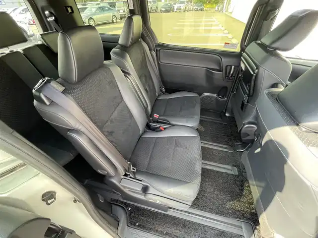 トヨタ ヴォクシー ZS 煌Ⅲ 道央・札幌 2021(令3)年 3.3万km ホワイトパールクリスタルシャイン ・４WD/・ワンオーナー/・衝突軽減ブレーキ/・寒冷地仕様/・純正ナビ/　CD＆DVD＆BT＆TV/・バックカメラ/・両側パワースライドドア/・ハーフレザーシート/・コーナーセンサー/・レーンキープアシスト/・クルーズコントロール/・アイドリングストップ/・フリップダウンモニター/・純正エンジンスターター/・前後ドライブレコーダー/・プッシュスタート/・スマートキー/・ビルトインETC/・MT付きAT/・オートエアコン/・オートライト/・オートリトラミラー/・オートハイビーム/・純正フロアマット/・ドアバイザー/・ウィンカーミラー/・フォグライト/・LEDヘッドライト/・スペアキー
