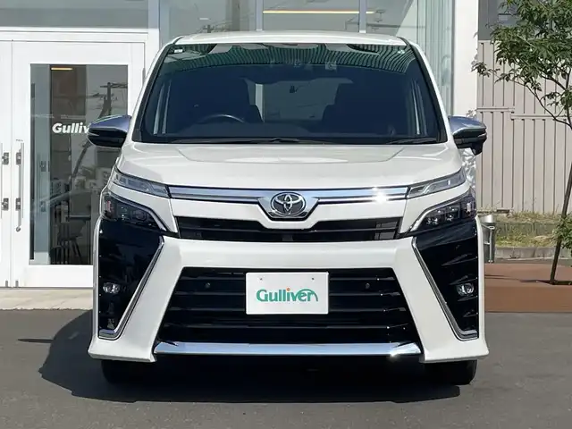 トヨタ ヴォクシー ZS 煌Ⅲ 道央・札幌 2021(令3)年 3.3万km ホワイトパールクリスタルシャイン ・４WD/・ワンオーナー/・衝突軽減ブレーキ/・寒冷地仕様/・純正ナビ/　CD＆DVD＆BT＆TV/・バックカメラ/・両側パワースライドドア/・ハーフレザーシート/・コーナーセンサー/・レーンキープアシスト/・クルーズコントロール/・アイドリングストップ/・フリップダウンモニター/・純正エンジンスターター/・前後ドライブレコーダー/・プッシュスタート/・スマートキー/・ビルトインETC/・MT付きAT/・オートエアコン/・オートライト/・オートリトラミラー/・オートハイビーム/・純正フロアマット/・ドアバイザー/・ウィンカーミラー/・フォグライト/・LEDヘッドライト/・スペアキー