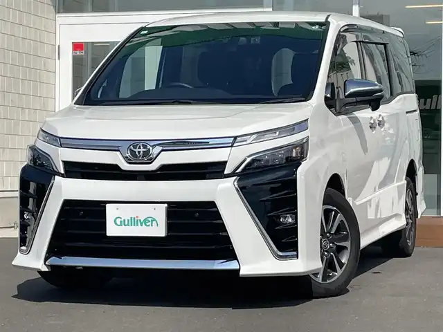 トヨタ ヴォクシー ZS 煌Ⅲ 道央・札幌 2021(令3)年 3.3万km ホワイトパールクリスタルシャイン ・４WD/・ワンオーナー/・衝突軽減ブレーキ/・寒冷地仕様/・純正ナビ/　CD＆DVD＆BT＆TV/・バックカメラ/・両側パワースライドドア/・ハーフレザーシート/・コーナーセンサー/・レーンキープアシスト/・クルーズコントロール/・アイドリングストップ/・フリップダウンモニター/・純正エンジンスターター/・前後ドライブレコーダー/・プッシュスタート/・スマートキー/・ビルトインETC/・MT付きAT/・オートエアコン/・オートライト/・オートリトラミラー/・オートハイビーム/・純正フロアマット/・ドアバイザー/・ウィンカーミラー/・フォグライト/・LEDヘッドライト/・スペアキー