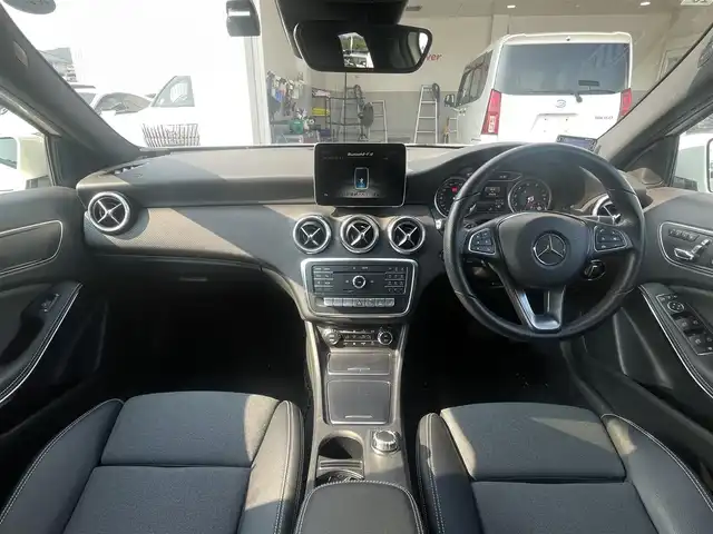 メルセデス・ベンツ Ａ１８０ AMG スタイル 宮崎県 2017(平29)年 6万km 白 純正HDDナビゲーション/　AM FM CD　DVD BT　/バックカメラ/衝突軽減ブレーキ/純正18インチアルミ/LEDヘッドライト/パドルシフト/クルーズコントロール/ハーフレザーシート/ウィンカーミラー/電動格納ミラー/スマートキー/プッシュスタート