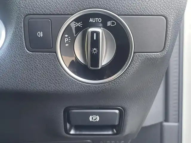 メルセデス・ベンツ Ａ１８０ AMG スタイル 宮崎県 2017(平29)年 6万km 白 純正HDDナビゲーション/　AM FM CD　DVD BT　/バックカメラ/衝突軽減ブレーキ/純正18インチアルミ/LEDヘッドライト/パドルシフト/クルーズコントロール/ハーフレザーシート/ウィンカーミラー/電動格納ミラー/スマートキー/プッシュスタート